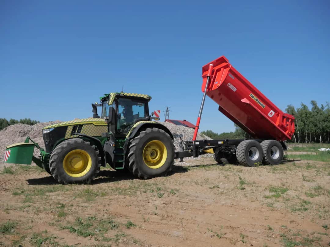 Ile przyczep może ciągnąć ciągnik rolniczy? Odkryj maksymalne limity