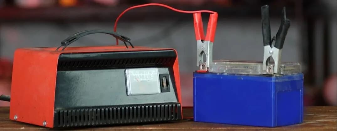 Najlepsze prostowniki z rozruchem do warsztatu – uniknij złych wyborów