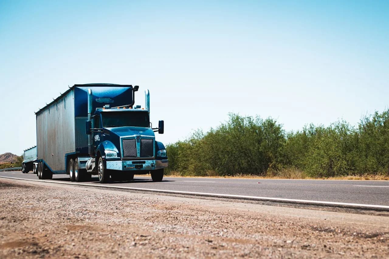 Ciągnik siodłowy – co to jest i jak wpływa na transport?