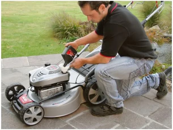 Wymiana oleju w kosiarce: ciepły silnik to klucz do skuteczności