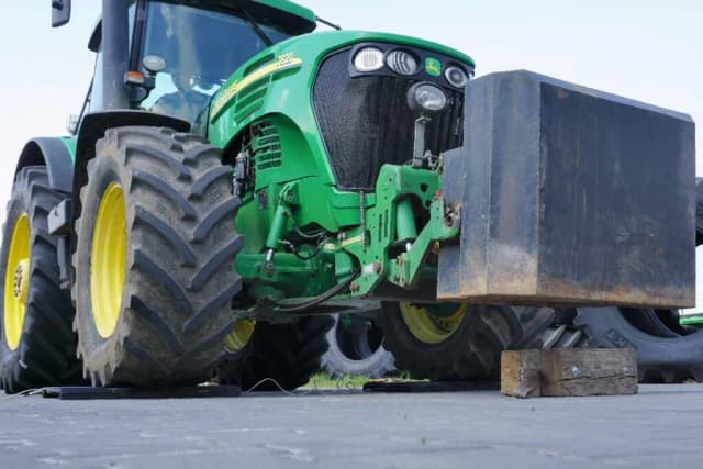 Jak dobrać balast do ciągnika, aby uniknąć problemów z stabilnością