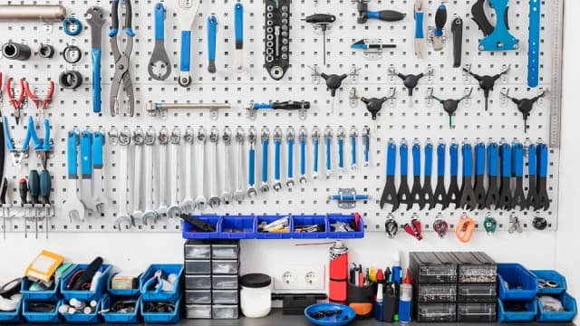 Jakie narzędzia do warsztatu wybrać, aby uniknąć niepotrzebnych kosztów?