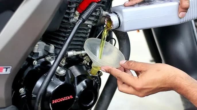 Ile kosztuje wymiana oleju w motocyklu? Sprawdź, by nie przepłacić