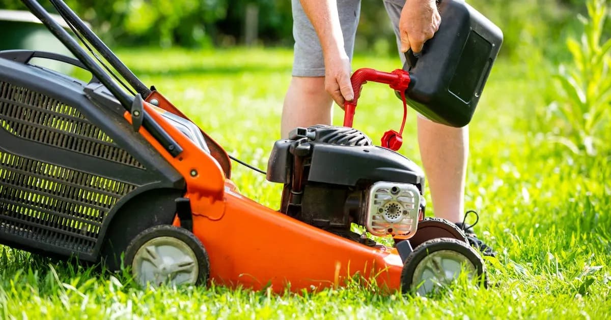 Jaka benzyna do kosiarki? Uniknij kosztownych błędów w wyborze paliwa