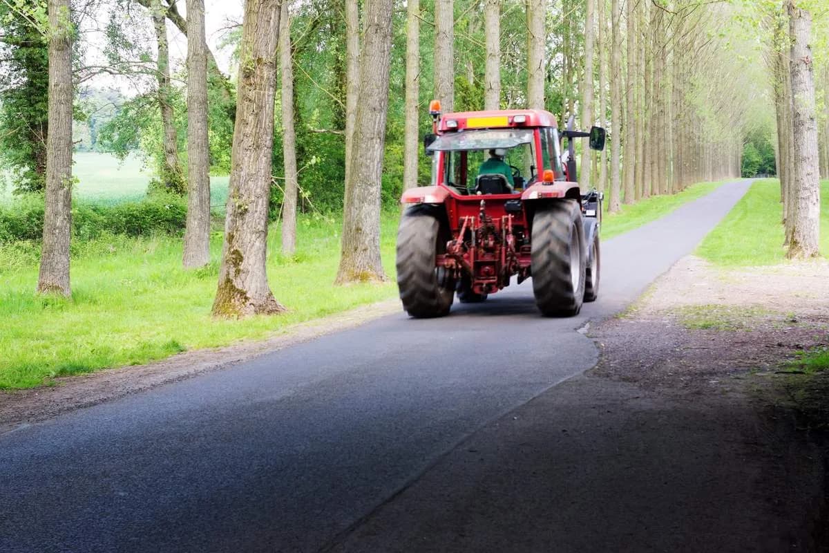 Czy można prowadzić ciągnik z kategorią B? Oto kluczowe informacje